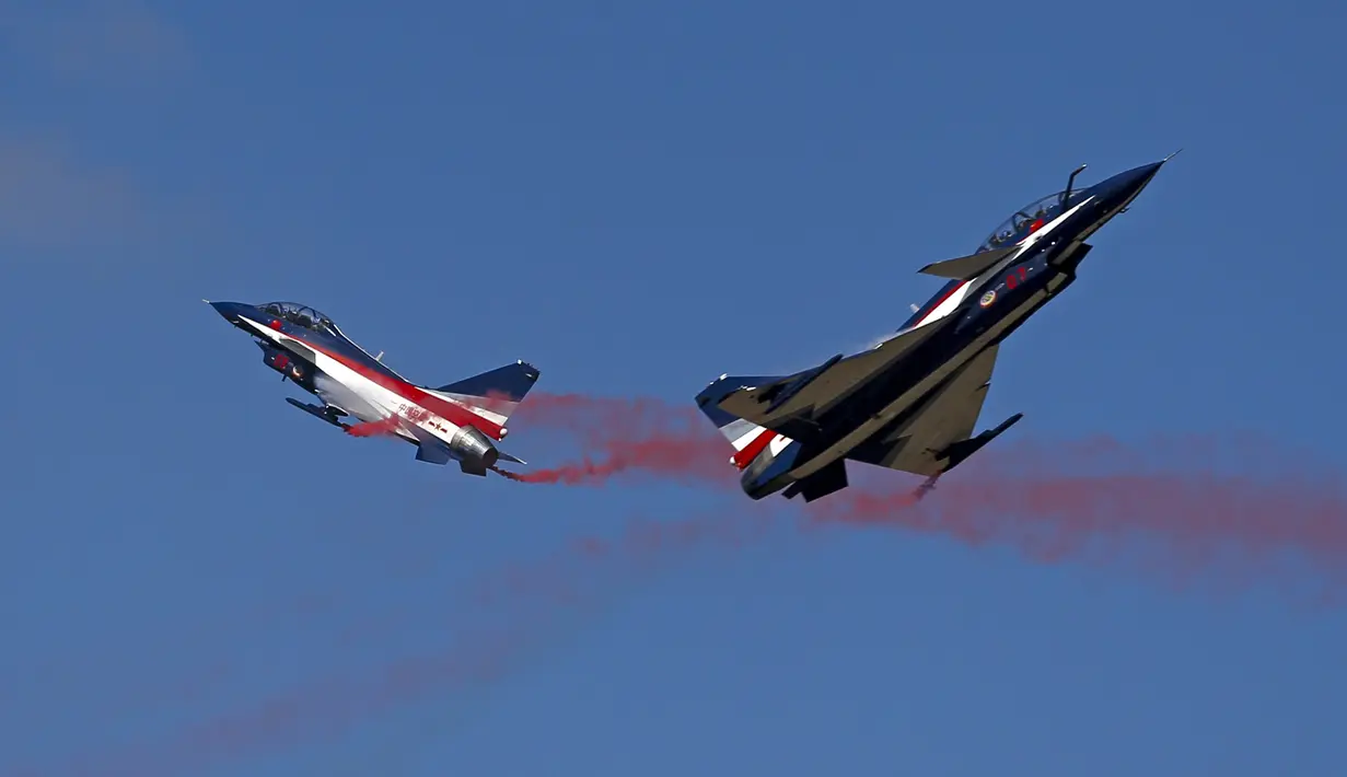 Pesawat jet tempur Cina J - 10 saat bermanuver dengan indah di provinsi Nakhon Ratchasima, Thailand, (24/11). Militer Thailand dan Cina mengadakan pertunjukan udara bersama untuk meningkatkan kerjasama militer. (REUTERS/Athit Perawongmetha)