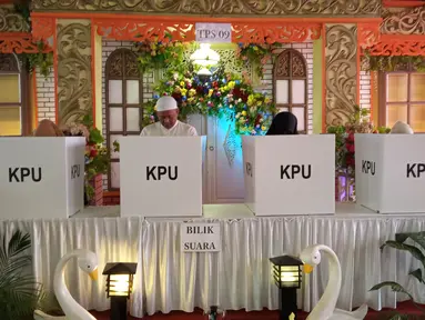 Warga memberikan hak suaranya di TPS 09 Kelurahan Sambirejo yang berkonsep pesta pernikahan di Semarang, Jawa Tengah, Rabu (17/4). TPS tersebut dihiasi dengan dekorasi mewah dan menarik layaknya tempat pesta pernikahan agar semua warga senang ketika datang untuk mencoblos. (Liputan6.com/Gholib)