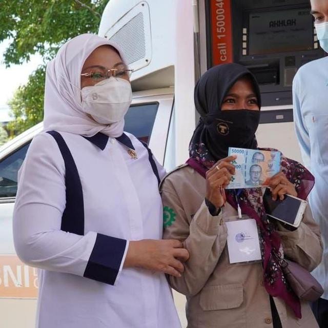 Menteri Ketenagakerjaan (Menaker) Ida Fauziah menyerahkan Bantuan Subsidi Upah (BSU) 2022 kepada para pekerja yang ada di Kota Bau Bau, Sulawesi Tenggara, Selasa (27/9/2022). (Dok Kemnaker)