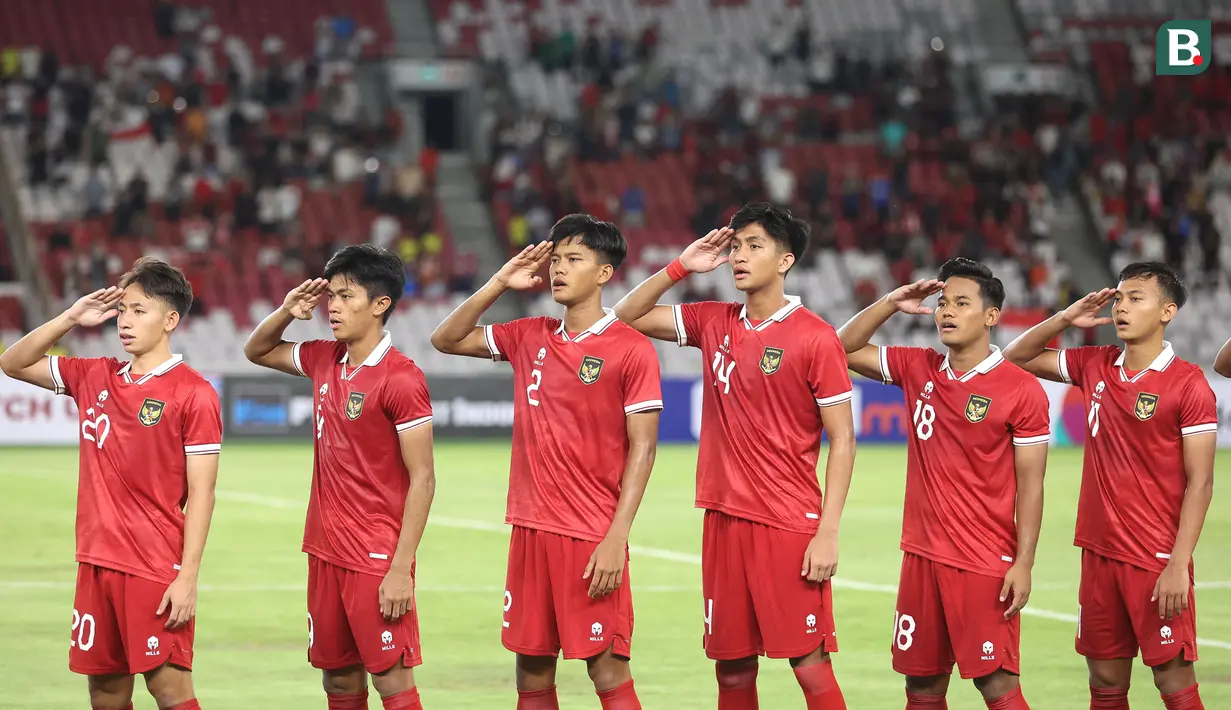 <p>Para pemain starting XI Timnas Indonesia U-20 berbaris sembari memberi hormat saat menyanyikan lagu kebangsaan Indonesia Raya sebelum dimulainya laga uji coba internasional menghadapi Thailand U-20 di Stadion Utama Gelora Bung Karno (SUGBK), Senayan, Jakarta, Jumat (26/1/2024) malam WIB. (Bola.com/M Iqbal Ichsan)</p>
<p>&nbsp;</p>