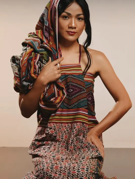<p>Nirina Zubir tampil mengenakan kain Insana dan tenun Biboki yang dibuat menjadi dress halterneck serta tudung untuk hiasan kepalanya.&nbsp;@william.gautama.</p>