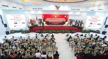 Suasana penyerahan Data Penduduk Potensial Pemilih Pemilu (DP4) untuk Pemilihan Kepala Daerah (Pilkada) serentak 2024 kepada Komisi Pemilihan Umum (KPU) Republik Indonesia di Kantor KPU RI, Jakarta, Kamis (2/5/2024). (Liputan6.com/Angga Yuniar)