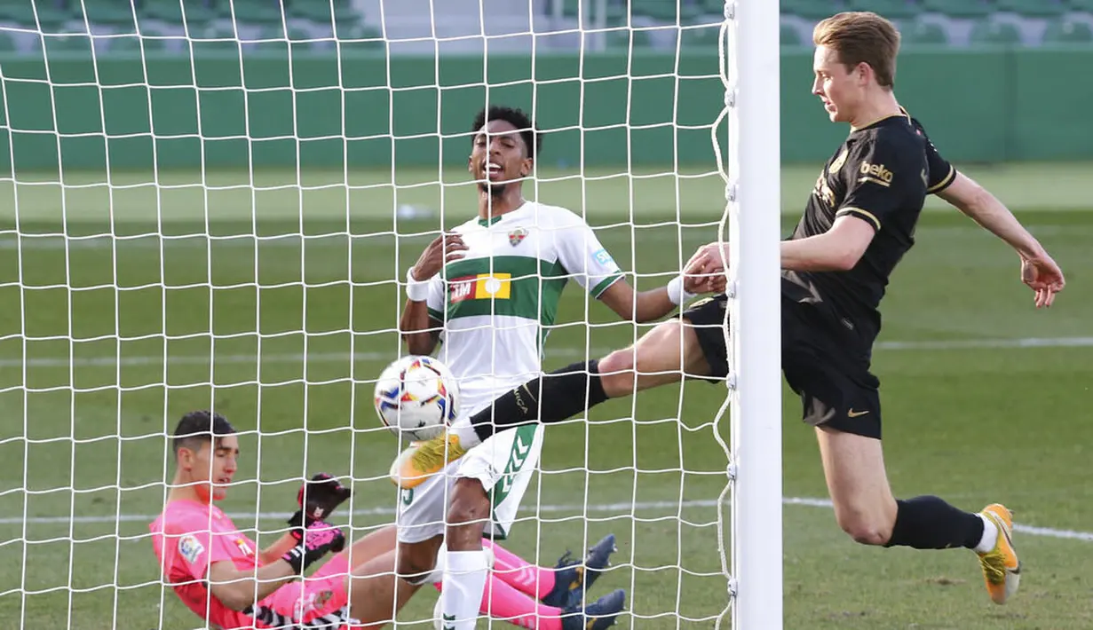 Gelandang Barcelona, Frenkie de Jong, mencetak gol ke gawang Elche pada laga Liga Spanyol di Stadion Manuel Martinez Valero, Minggu (24/1/2021). Barcelona menang dengan skor 2-0. (AP/Alberto Saiz)