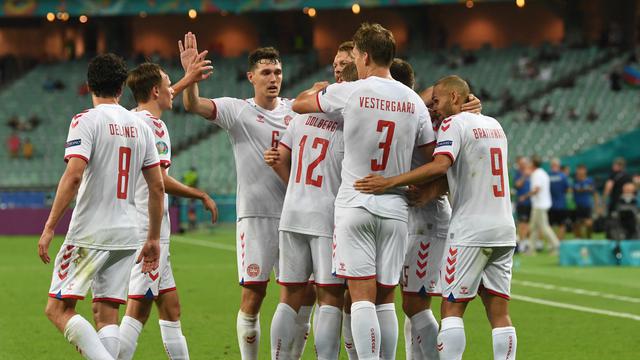 Para pemain Timnas Denmark merayakan gol kedua lewat Kasper Dolberg saat melawan Timnas Republik Ceska di perempat final Euro 2020 di Baku Olympic Stadium, Baku, Azerbaijan, Sabtu (3/7/2021).