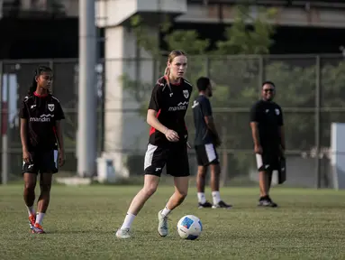 Pemain Timnas Indonesia, Isa Guusje Warps melakukan latihan jelang laga Kualifikasi Piala Asia 2026 yang berlangsung di lapangan latih Jakarta International Stadium (JIS), Jakrata Utara, Jumat (20/06/2025). (Bola.com/Bagaskara Lazuardi)