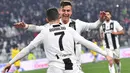 Striker Juventus, Cristiano Ronaldo, melakukan selebrasi bersama Paulo Dybala usai membobol gawang Frosinone pada laga Serie A di Stadion Allianz, Turin, Jumat (15/2). Juventus menang 3-0 atas Frosinone. (AP/Alessandro Di Marco)