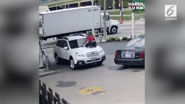 Sadar jadi korban pencurian, wanita ini tak tinggal diam dengan menaiki mobilnya yang dikemudikan sang pencuri.