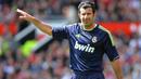 Luis Figo dicap sebagai penghianat oleh fans Barcelona setelah pindah menuju Real Madrid pada tahun 2000. Ia berhasil meraih banyak prestasi ketika berseragam Los Blancos. Dirinya harus meninggalkan Bernabeu menuju Inter Milan dengan status bebas transfer pada 2005 silam. (Foto: AFP/Andrew Yates)