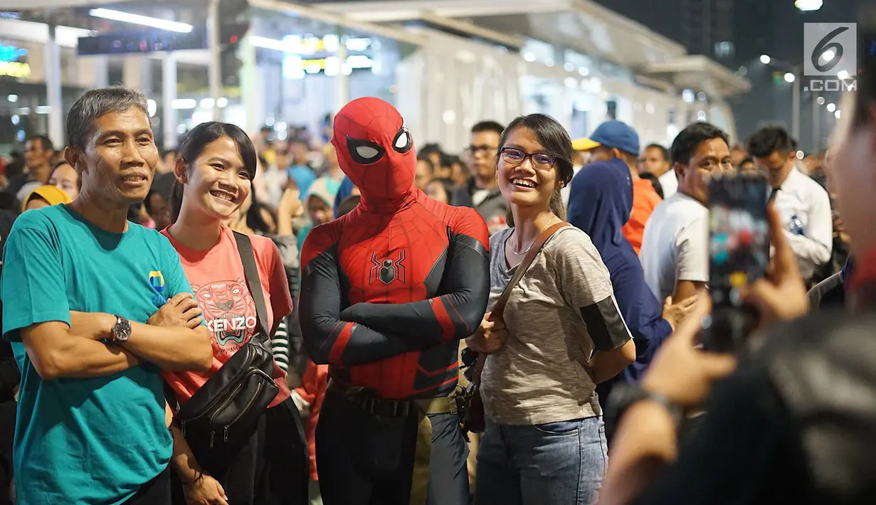 Warga berpose dengan tokoh superhero Spiderman pada malam puncak peringatan HUT DKI Jakarta ke-492 di Bundaran HI Jakarta, Sabtu, (22/6/2019). Perayaan HUT DKI Jakarta yang dikemas dalam konsep ekonomi kreatif dan seni dibuka Gubernur DKI Jakarta Anies Baswedan. (Liputan6.com/Immanuel Antonius)