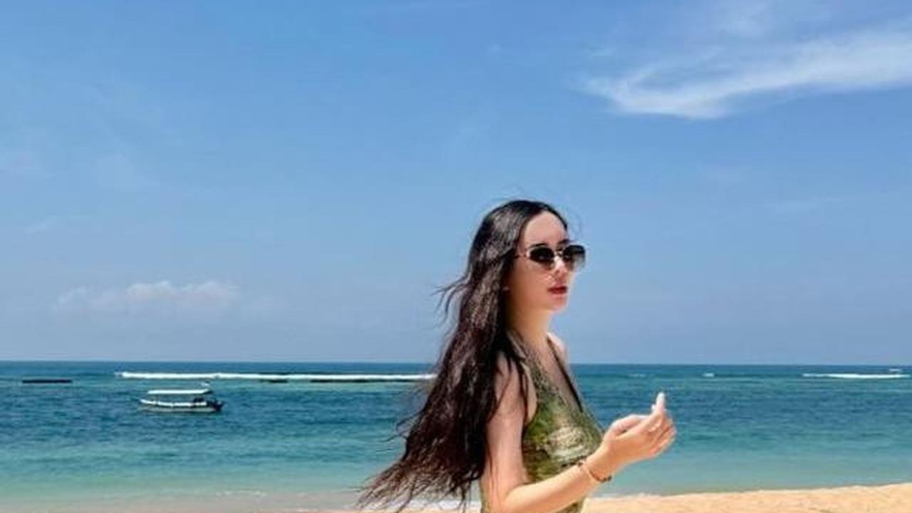 7 Potret Aura Kasih Pakai Bodycon Dress, Elegan dengan Lekuk Tubuh Proporsional
