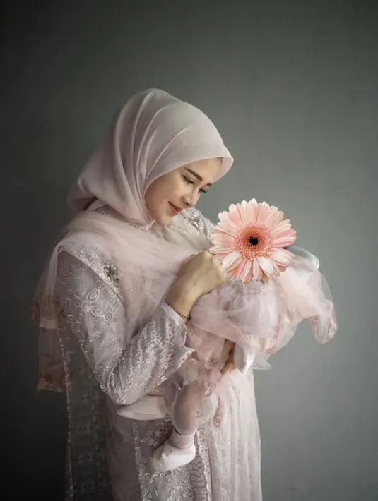 <p>Bella Bonita dan Denny Caknan baru saja menyelenggarakan acara syukuran kelahiran anak pertama mereka, di Madiun. [Foto: Instagram/denny_caknan]</p>