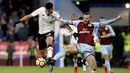 Pemain Liverpool, Dominic Solanke (kiri) berebut bola dengan pemain Burnley, Phil Bardsley pada lanjutan Premier League di Turf Moor, Burnley, (1/1/2018). Liverpool menang 2-1 atas Burnley. (Martin Rickett/PA via AP)