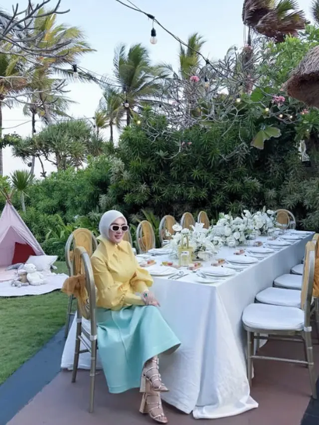Gaya Colorful Syahrini di Ultah Kedua Baby R, Kenakan Tas Hermes Unik dan Sepatu Chanel Rp52jutaan