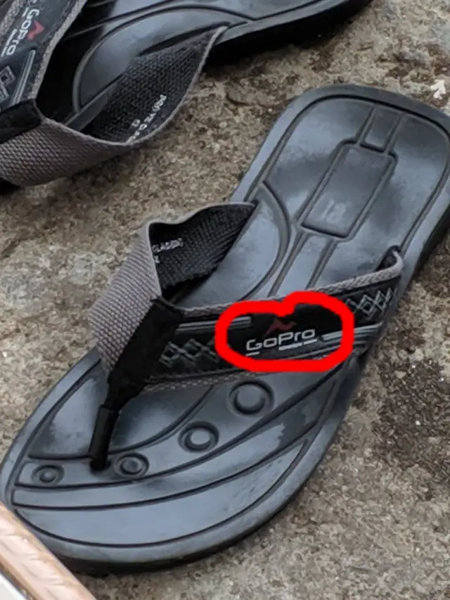 7 Potret Sandal dengan Merek Nyeleneh Ini Bikin Geleng Kepala