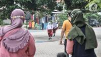 Orang tua murid saat menjemput di halaman sekolah usai mengikuti Pembelajaran Tatap Muka (PTM) Terbatas di SDN Malaka Jaya 07 Pagi, Klender, Jakarta, Senin (30/8/2021). Kegiatan(merdeka.com/Iqbal S. Nugroho)