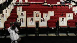 Kameramen mengambil gambar tempat duduk disertai foto para selebriti dan tamu untuk perhelatan akbar Emmy Awards 2018 di Teater Microsoft, Los Angeles, Kamis (13/9). Emmy Awards ke-70 akan digelar 17 September mendatang. (Chris Pizzello/Invision/AP)