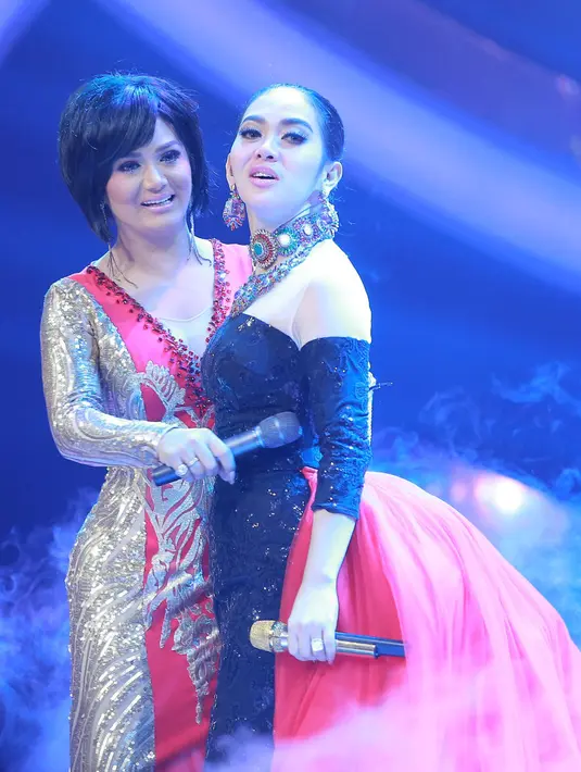 Di atas panggung Ashanty, Krisdayanti, dan Syahrini saling melontarkan candaan soal Anang Hermansyah.  (Galih W. Satria/Bintang.com)