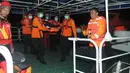 Anggota SAR saat bersiap menurunkan jenazah korban AirAsia dari kapal milik Basarnas di Pelabuhan Kumai, Kotawaringin Barat, Kalteng, Rabu (7/1/2015) dini hari. (Liputan6.com/Herman Zakharia)