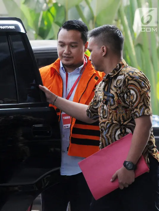 Pemilik CV 9 Naga Gilang Ramadhan turun dari mobil saat tiba untuk menjalani pemeriksaan perdana di gedung KPK, Jakarta, Jumat (10/8). Gilang diduga sebagai penyuap Bupati Lampung Selatan nonaktif Zainudin Hasan. (Merdeka.com/Dwi Narwoko)