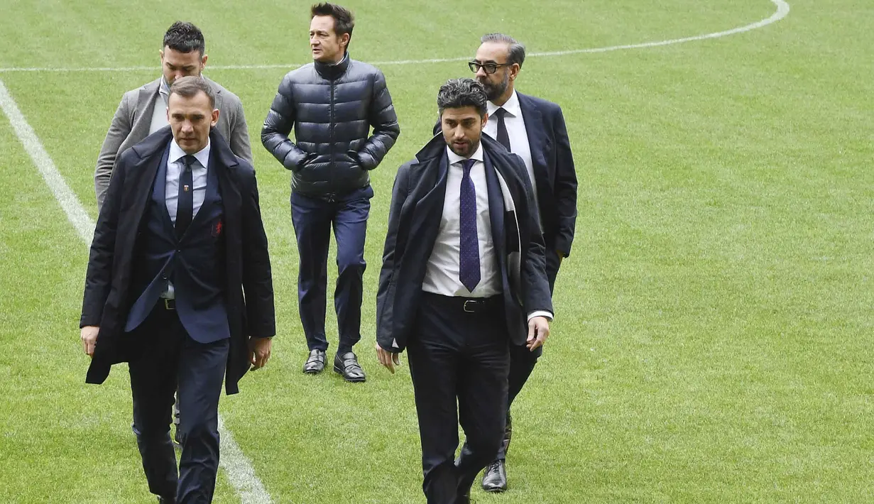 Pelatih baru Genoa Andriy Shevchenko (kiri) dan Presiden Josh Wander berjalan di atas lapangan selama presentasi resmi di stadion Luigi Ferraris di Genoa, Italia, Rabu (10/11/2021). Shevchenko akan menjalani masa pengabdiannya hingga Juni 2024 mendatang. (Tano Pecoraro/LaPresse via AP)