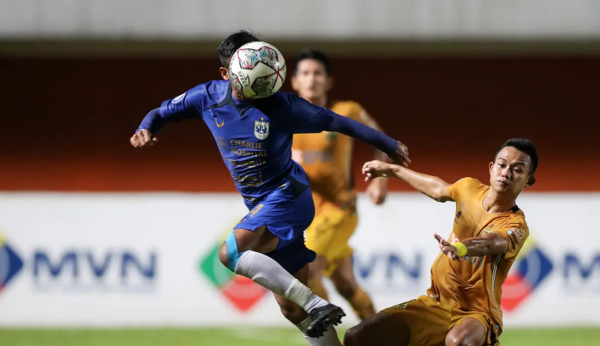 Jual beli serangan pun terjadi hingga babak pertama usai. Baik Bhayangkara FC maupun PSIS Semarang sama-sama belum mengoleksi gol. (Bola.com/Bagaskara Lazuardi)