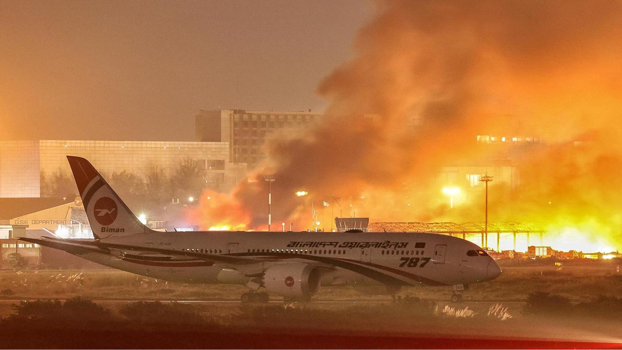 FOTO: Kebakaran Dahsyat Lumpuhkan Bandara Internasional Dhaka, Seluruh Penerbangan Dibatalkan