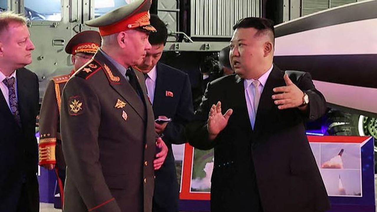 Kim Jong-un sebelumnya juga memperlihatkan kemajuan sistem persenjataan nuklir Korea Utara kepada Shoigu dalam sebuah pameran.