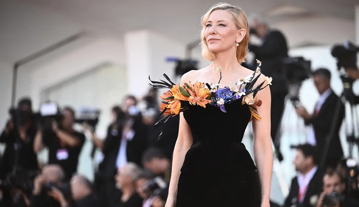 Aktris Australia Cate Blanchett saat tiba untuk pemutaran film 'Tar' pada ajang Venice Film Festival 2022 di Venesia, Italia, 1 September 2022. Cate Blanchett menambahkan kalung berbentuk hati yang mempercantik penampilannya. (Marco BERTORELLO/AFP)