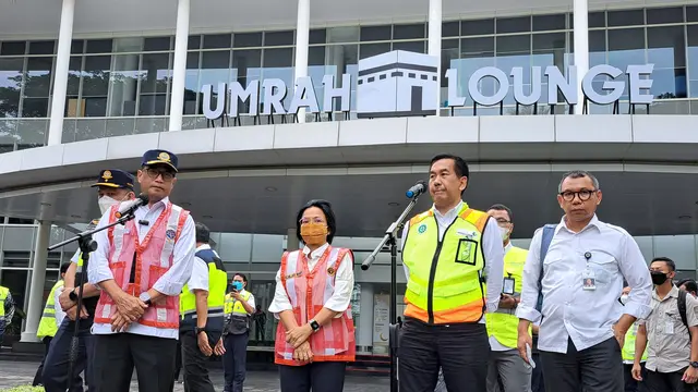 Menteri Perhubungan Budi Karya Sumadi memantai Bandara Internasional Soekarno Hatta (Soetta), Jumat (23/12/2022).
