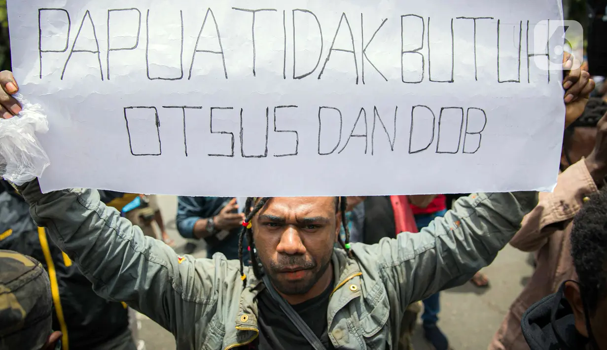 Massa Ikatan Mahasiswa Papua saat berunjuk rasa di depan Kementerian Dalam Negeri, Jakarta, Rabu (24/2/2021). Dalam aksinya mereka mengutuk tindakan elite politik Papua yang mengatasnamakan rakyat Papua untuk mendukung Otonomi Khusus (Otsus). (Liputan6.com/Faizal Fanani)