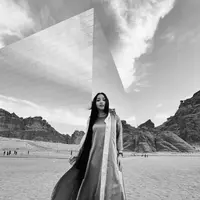 Nikita Willy tampil elegan dalam balutan kaftan berlapis. Dengan paduan dua warna menjadikan tampilan kaftan lebih dramatis. [Foto: Instagram/ Nikita Willy]