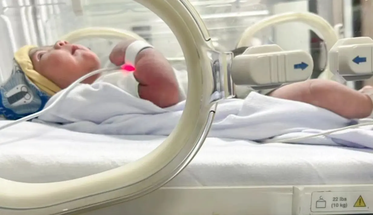 Unggahan tersebut langsung dibanjiri ucapan selamat dan doa dari pengikut instagramnya. "MaasyaaAllah tabarokallah selamat ido dan istri semoga jd anak sholih sholihah aamiin ya Allah," tulis fida310. "MasyaAllah tabarakallah Alhamdulillah ,welcome to the world anak cantiknya bubu," tulis dindapermata174. [Instagram/da2_ridho]