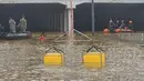 Petugas penyelamat Korea Selatan menarik tujuh mayat dari terowongan banjir di mana sekitar 15 kendaraan terjebak dalam air berlumpur. (South Korea National Fire Agency via AP)