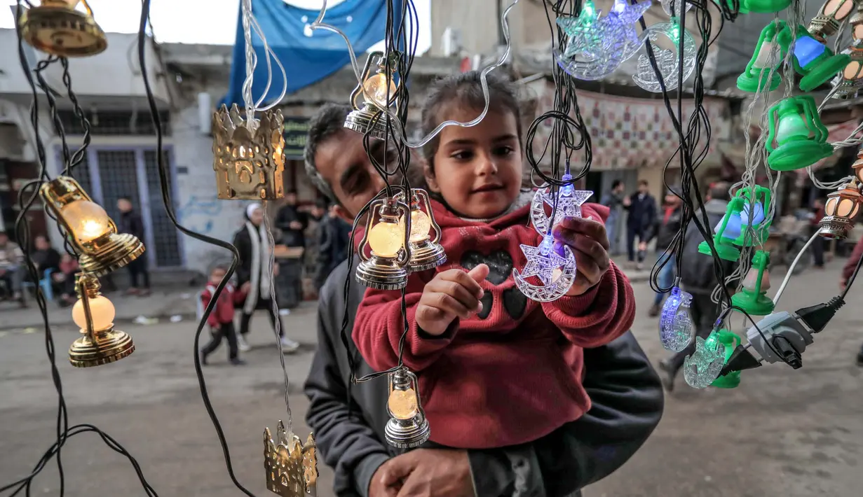 Meski berada di bawah ancaman serangan Israel, warga Gaza terlihat bersuka cita menyambut kedatangan bulan Suci Ramadan. (Foto: AFP)