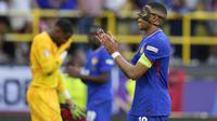 Bintang Prancis, Kylian Mbappe memberikan tepuk tangan setelah pertandingan melawan Polandia di fase Grup D Euro 2024, Selasa (25/6/2024). ((AP Photo/Hassan Ammar)