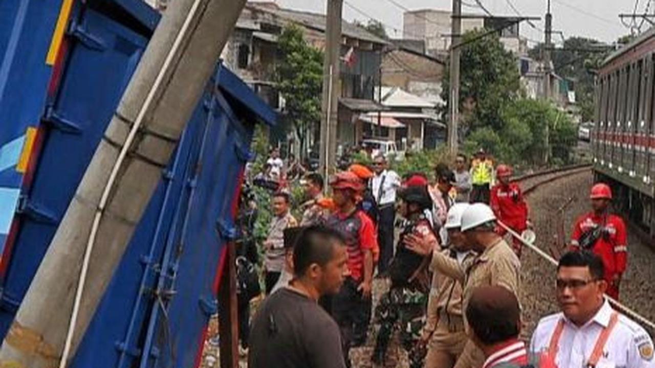 Berdasarkan keterangan saksi mata yang saat itu melihat langsung kejadian tersebut. Truk Fuso itu lebih dulu diganjal dengan konblok sebelum akhirnya menabrak tiang listrik.
( Liputan6.com/Angga Yuniar )