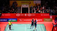 Ganda putra Indonesia, Hendra Setiawan/Mohammad Ahsan, menyapa fans setelah berhasil menaklukkan wakil Taiwan, Chiang Chien-Wei/Wu Hsuan-Yi pada babak 32 besar Indonesia Masters 2025 di Istora Senayan, Jakarta, Selasa (21/1/2025) sore WIB. (Bola.com/Bagas lazuardi)
