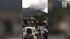 Gunung Agung mengeluarkan asap hitam tebal dengan ketinggian maksimal mencapai 700 meter.