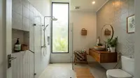 8 Model Kamar Mandi dengan Jendela Tinggi agar Tetap Mendapat Cahaya