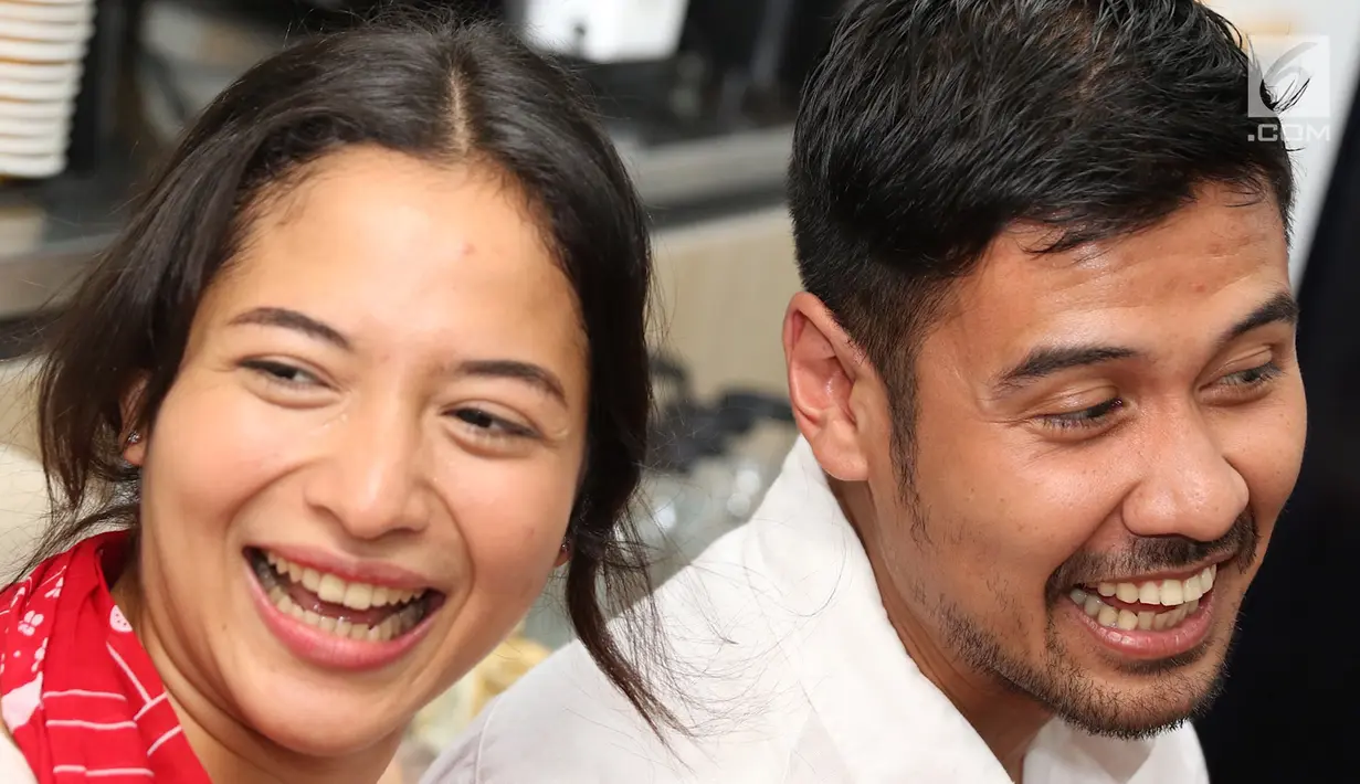 Tawa pasangan selebritis Chicco Jerikho dan Putri Marino saat menjawab pertanyaan wartawan di Jakarta, Kamis (8/3). Sejak awal pacaran, keduanya sudah berkomitmen untuk membawa hubungan tersebut ke jenjang serius. (Liputan6.com/Immanuel Antonius)