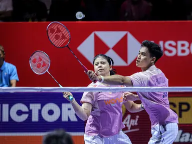 Pebulu tangkis ganda campuran Indonesia, Felisha Alberta Pasaribu/Jafar Hidayatullah berusaha mengembalikan kok ke arah pasangan Malaysia, Wong Tien Ci/Lim Chiew Sien dalam laga 32 besar Indonesia Open 2025 di Istora Senayan, Jakarta, Selasa (03/06/2025). (Bola.com/Bagaskara Lazuardi)