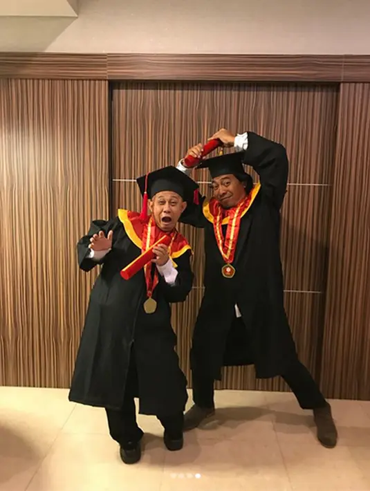 Potret keceriaan Komeng dan Rudy Sipit setelah wisuda. Keduanya bergaya merayakan setelahresmi di wisuda. Seperti diketahui, komedian itu dinyatakan lulus pada 17 Maret 2018 silam. (Instagram/indradewi2242)