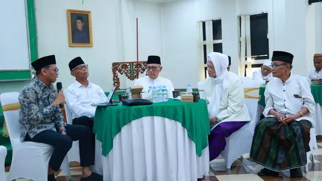 Ratusan kiai struktural dan pengasuh pesantren berkumpul di Pesantren Tebuireng, Jombang, Senin (12/8/2024). (Foto: Tim Humas PBNU)