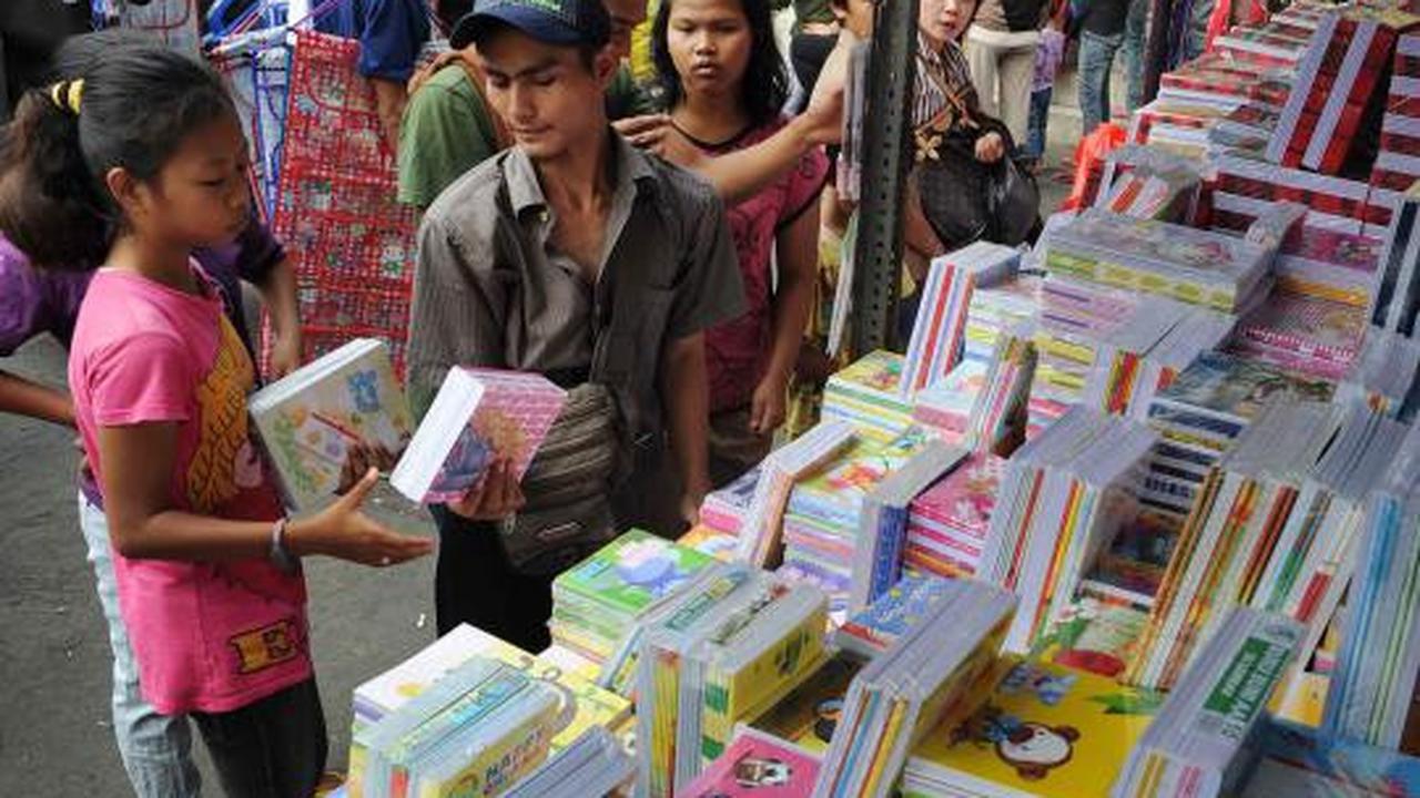 Berburu seragam sekolah di Pasar Jatinegara