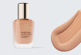 Estée Lauder menghadirkan inovasi terbaru dari lini ikonisnya, Double Wear Stay-in-Place Makeup. Produk ini tetap mempertahankan karakter favorit banyak orang, namun kini hadir dengan formula yang lebih ringan, fleksibel, dan mampu mengikuti kebutuhan kulit modern yang dinamis. (foto/dok: Estée Lauder)