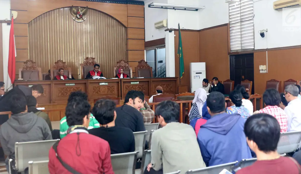 Suasana sidang perdana pembubaran Jamaah Ansharut Daulah (JAD) di PN Jakarta Selatan, Selasa (24/7). JAD juga didakwa telah menyebabkan jatuhnya korban jiwa. (Liputan6.com/Immanuel Antonius)