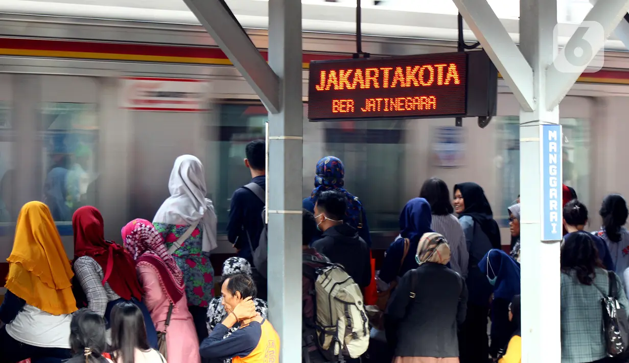 Calon penumpang menunggu kereta commuter line di Stasiun Manggarai, Jakarta, Kamis (13/2/2020). Rekayasa perjalanan KRL dijadwalkan berlangsung 11 hari, kurun waktu 13-23 Februari 2020. (merdeka.com/Magang/Muhammad Fayyadh)
