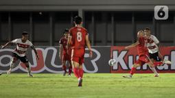 Pemain PSM Makassar, Anco Jansen (kanan) berusaha menendang bola ke gawang Madura United dalam pertandingan BRI Liga 1 2021/2022 antara Madura United melawan PSM Makassar di Stadion Madya, Jakarta, Minggu (12/9/2021). Pertandingan berakhir 1-1. (Bola.com/Ikhwan Yanuar)