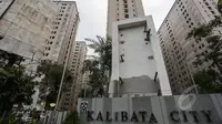 Suasana Apartemen Kalibata City pasca-terkuaknya kasus prostitusi online di lingkungan tersebut., Jakarta, Senin (27/4/2015). Sebelumnya, dua unit apartemen di Kalibata City dijadikan tempat tinggal pekerja seks di bawah umur. (Liputan6.com/Faizal Fanani)