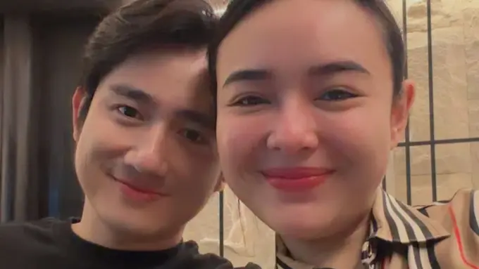 Amanda Manopo saat Selfie dengan Suaminya, Kenny Austin. [@amandamanopo]